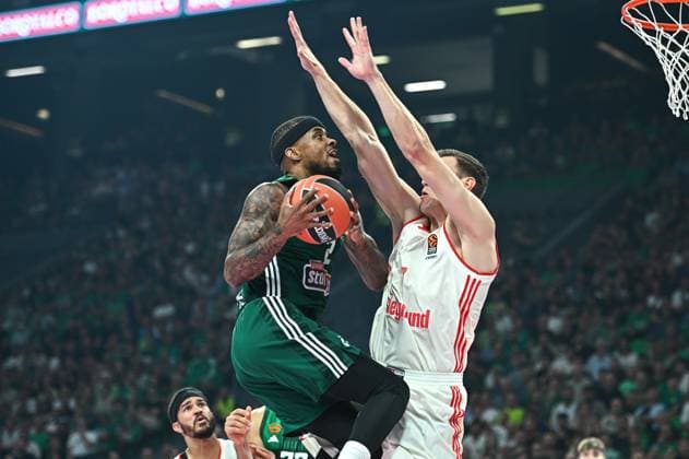 Sport Bilder des Tages Panathinaikos AKTOR Athens v FC Bayern Munich - Euroleague, Round 2 Lorenzo Brown of Panathinaikos AKTOR Athens competes with Johannes Voigtmann of FC Bayern Munich during the Euroleague, Round 2 match between Panathinaikos AKTOR Athens and FC Bayern Munich at OAKA Altion Arena in Athens, Greece, on October 10, 2024.  Copyright: xStefanosxKyriazisx originalFilename:kyriazis-panathin241010_npjpx.jpg