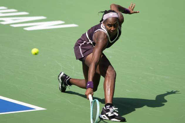 (241011) -- WUHAN, Oct. 11, 2024 -- Coco Gauff of the United States hits a return during the women s singles quarterfinal match against Magda Linette of Poland at the 2024 Wuhan Open tennis tournament in Wuhan, capital of central China s Hubei Province, Oct. 11, 2024. ) (SP)CHINA-WUHAN-TENNIS-WUHAN OPEN-WOMEN S SINGLES (CN) XiaoxYijiu 