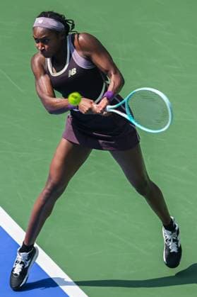 (241011) -- WUHAN, Oct. 11, 2024 -- Coco Gauff of the United States hits a return during the women s singles quarterfinal match against Magda Linette of Poland at the 2024 Wuhan Open tennis tournament in Wuhan, capital of central China s Hubei Province, Oct. 11, 2024. ) (SP)CHINA-WUHAN-TENNIS-WUHAN OPEN-WOMEN S SINGLES (CN) DuxZixuan 