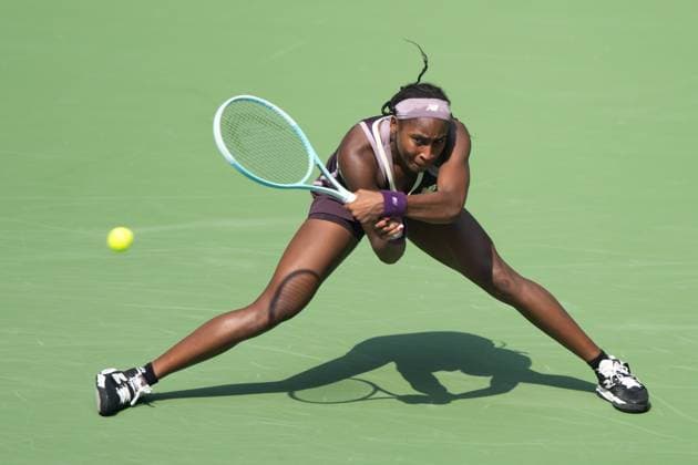 Sport Bilder des Tages (241011) -- WUHAN, Oct. 11, 2024 -- Coco Gauff of the United States hits a return during the women s singles quarterfinal match against Magda Linette of Poland at the 2024 Wuhan Open tennis tournament in Wuhan, capital of central China s Hubei Province, Oct. 11, 2024. ) (SP)CHINA-WUHAN-TENNIS-WUHAN OPEN-WOMEN S SINGLES (CN) XiaoxYijiu 