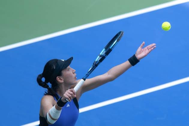 (241011) -- WUHAN, Oct. 11, 2024 -- Wang Xinyu serves during the women s singles quarterfinal between Wang Xinyu of China and Ekaterina Alexandrova of Russia at the 2024 Wuhan Open tennis tournament in Wuhan, capital of central China s Hubei Province, Oct. 11, 2024. ) (SP)CHINA-WUHAN-TENNIS-WUHAN OPEN-WOMEN S SINGLES (CN) XiaoxYijiu 