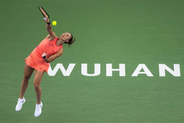 Sport Bilder des Tages (241011) -- WUHAN, Oct. 11, 2024 -- Zheng Qinwen serves during the women s singles quarterfinal match between Zheng Qinwen of China and Jasmine Paolini of Italy at the 2024 Wuhan Open tennis tournament in Wuhan, capital of central China s Hubei Province, Oct. 11, 2024. ) (SP)CHINA-WUHAN-TENNIS-WUHAN OPEN-WOMEN S SINGLES (CN) XiaoxYijiu 