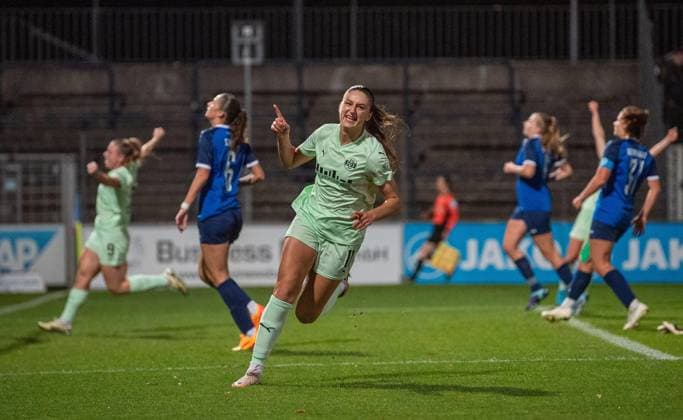 Sport Bilder des Tages Fussball, Frauen, Saison 2024 2025, 1. Bundesliga (6. Spieltag), 1. FFC Turbine Potsdam - SGS Essen, Laureta Elmazi (SGS Essen), Jubel nach Tor zum 0:2, 11.10.2024, *** Soccer, Women, Season 2024 2025, 1 Bundesliga 6 Matchday , 1 FFC Turbine Potsdam SGS Essen, Laureta Elmazi SGS Essen , Celebration after goal to 0 2, 11 10 2024, Copyright: xSebastianxRäppold MatthiasxKochx