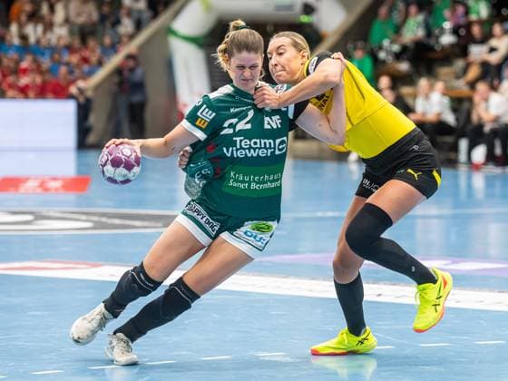 Bilder des Jahres 2024, Sport 10 Oktober Sport Bilder des Tages Sina Ehmann (Frisch Auf Frauen, 22) im Zweikampf mit Dana Bleckmann (Borussia Dortmund, 66), Frisch Auf Goeppingen vs. Borussia Dortmund, Handball, 1. Bundesliga, Spielzeit 2024 2025, 11.10.2024 Frisch Auf Goeppingen vs. Borussia Dortmund, Handball, 1. Bundesliga, Spielzeit 2024 2025, 11.10.2024 Goeppingen *** Sina Ehmann Frisch Auf Women, 22 in duel with Dana Bleckmann Borussia Dortmund, 66 , Frisch Auf Goeppingen vs Borussia Dortmund, Handball, 1 Bundesliga, Season 2024 2025, 11 10 2024 Frisch Auf Goeppingen vs Borussia Dortmund, Handball, 1 Bundesliga, Season 2024 2025, 11 10 2024 Goeppingen Copyright: xMichaelxSchmidt Eibner-Pressefotx EP_MST