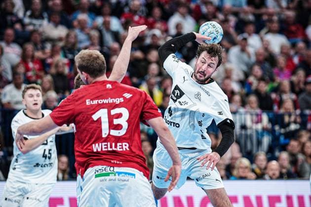 Bilder des Jahres 2024, Sport 10 Oktober Wurf Tor Domagoj Duvnjak (THW Kiel, 04) GER, Handball Verein Hamburg vs. THW Kiel, Handball, Bundesliga, Spieltag 6, Saison 2024 2025, 11.10.2024 GER, Handball Sport Verein Hamburg vs. THW Kiel, Handball, Bundesliga, Spieltag 6, Saison 2024 2025, 11.10.2024 Hamburg *** Throw Goal Domagoj Duvnjak THW Kiel, 04 GER, Handball Sport Verein Hamburg vs THW Kiel, Handball, Bundesliga, Matchday 6, Season 2024 2025, 11 10 2024 GER, Handball Sport Verein Hamburg vs THW Kiel, Handball, Bundesliga, Matchday 6, Season 2024 2025, 11 10 2024 Hamburg Copyright: xEibner-Pressefoto MarcelxvonxFehrnx EP_MFN