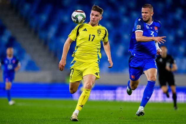 241011 Viktor Gyökeres of Sweden and Denis Vavro of Slovakia during the Nations League football match between Slovakia and Sweden on October 11, 2024 in Bratislava. Photo: Joel Marklund BILDBYRAN kod JM JM0607 bbeng fotboll football soccer fotball nations league uefa nations league slovakien slovakia sverige sweden sverige a Copyright: JOELxMARKLUND BB241011JM065
