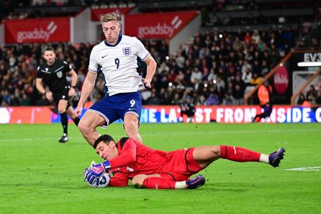 England Under 21 v Ukraine Under w1 UEFA EURO, EM, Europameisterschaft,Fussball U21, U 21 2025 Qualifiers Ruslan Neshcheret of Ukraine u21 s makes a save from Liam Delap of England u21 s during the UEFA Euro U21 2025 Qualifiers Group F match at the Vitality Stadium, Bournemouth UK Newspapers OUT Copyright: xJeremyxLandeyx FIL-20758-0021