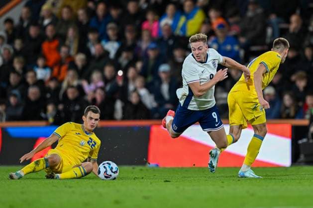 England Under 21 v Ukraine Under w1 UEFA EURO, EM, Europameisterschaft,Fussball U21, U 21 2025 Qualifiers Liam Delap of England u21 s is fouled during the UEFA Euro U21 2025 Qualifiers Group F match at the Vitality Stadium, Bournemouth UK Newspapers OUT Copyright: xJeremyxLandeyx FIL-20758-0023