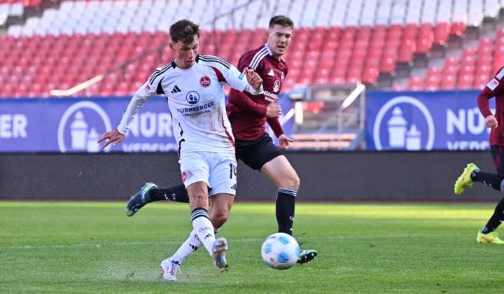 12.10.2024 - Fussball - Saison 2024 2025 - Testspiel Freundschaftsspiel Vorbereitungsspiel : 1. FC Nürnberg FCN ( Club ) Internes Testspiel - - xwoxzix - Benjamin Goller (14, 1. FC Nürnberg FCN ) vor Florian Flick (6, 1. FC Nürnberg FCN )