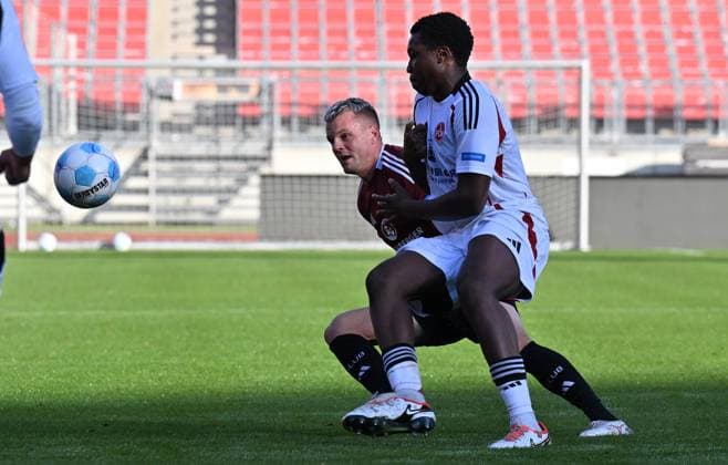 12.10.2024 - Fussball - Saison 2024 2025 - Testspiel Freundschaftsspiel Vorbereitungsspiel : 1. FC Nürnberg FCN ( Club ) Internes Testspiel - - xwoxzix - Uche Textor ( U19 FCN ) vor Florian Pick (7, 1. FC Nürnberg FCN )