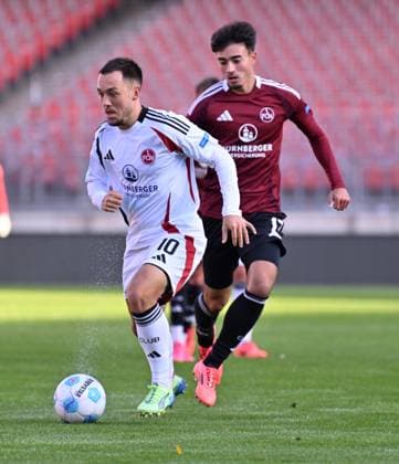 12.10.2024 - Fussball - Saison 2024 2025 - Testspiel Freundschaftsspiel Vorbereitungsspiel : 1. FC Nürnberg FCN ( Club ) Internes Testspiel - - xwoxzix - Julian Justvan (10, 1. FC Nürnberg FCN ) vor Jens Castrop ( 17, 1. FC Nürnberg FCN )