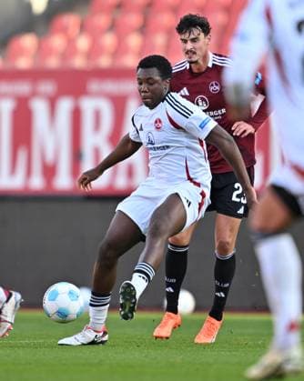 12.10.2024 - Fussball - Saison 2024 2025 - Testspiel Freundschaftsspiel Vorbereitungsspiel : 1. FC Nürnberg FCN ( Club ) Internes Testspiel - - xwoxzix - Uche Textor ( U19 FCN ) vor Janni Serra (23, 1. FC Nürnberg FCN )
