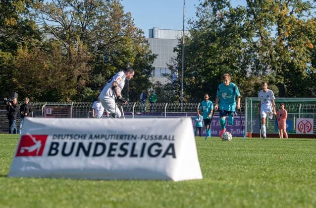 Fussball, Saison 2024 2025, Amputierten-Bundesliga (Finalspieltag), Tennis Borussia Berlin - Anpfiff Hoffenheim (Playoffs), v. l. Jörg Siemens (Tennis Borussia), Simon Schulz (Hoffenheim), 12.10.2024,