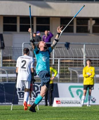 Fussball, Saison 2024 2025, Amputierten-Bundesliga (Finalspieltag), Tennis Borussia Berlin - Anpfiff Hoffenheim (Playoffs), v. l. Pierre Kaiser (Hoffenheim), Jubel nach Tor zum 0:1, 12.10.2024,