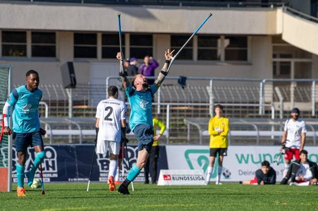 Fussball, Saison 2024 2025, Amputierten-Bundesliga (Finalspieltag), Tennis Borussia Berlin - Anpfiff Hoffenheim (Playoffs), v. l. Pierre Kaiser (Hoffenheim), Jubel nach Tor zum 0:1, 12.10.2024,