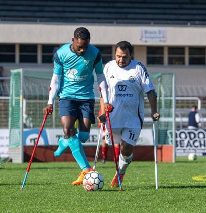 Fussball, Saison 2024 2025, Amputierten-Bundesliga (Finalspieltag), Tennis Borussia Berlin - Anpfiff Hoffenheim (Playoffs), v. l. Samari Abibou Kodjo (Hoffenheim), Abdullah Shaman (Tennis Borussia), 12.10.2024,