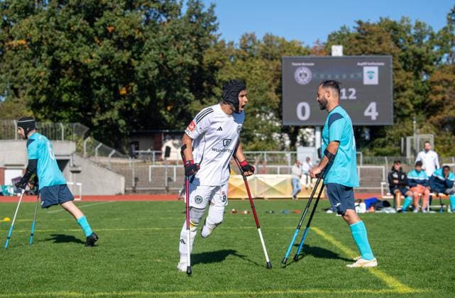 Fussball, Saison 2024 2025, Amputierten-Bundesliga (Finalspieltag), Tennis Borussia Berlin - Anpfiff Hoffenheim (Playoffs), Adnan Harram (Tennis Borussia), Jubel nach Tor zum 1:4, 12.10.2024,