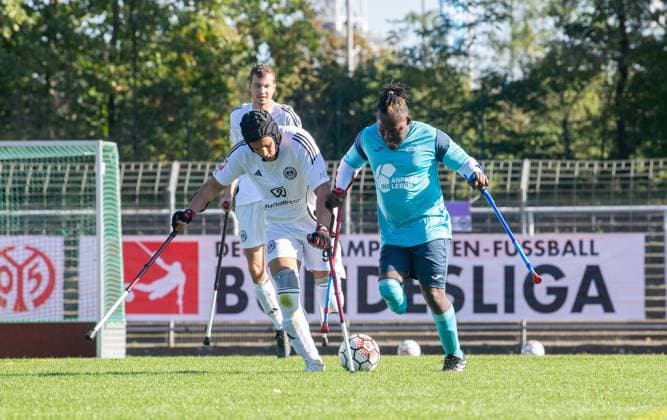 Fussball, Saison 2024 2025, Amputierten-Bundesliga (Finalspieltag), Tennis Borussia Berlin - Anpfiff Hoffenheim (Playoffs), v. l. Adnan Harram (Tennis Borussia), Dramane Magass (Hoffenheim), 12.10.2024,