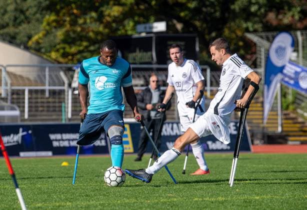 Fussball, Saison 2024 2025, Amputierten-Bundesliga (Finalspieltag), Tennis Borussia Berlin - Anpfiff Hoffenheim (Playoffs), v. l. Djalilou Agbere (Hoffenheim), Bogdan Litvinenko (Tennis Borussia), 12.10.2024,