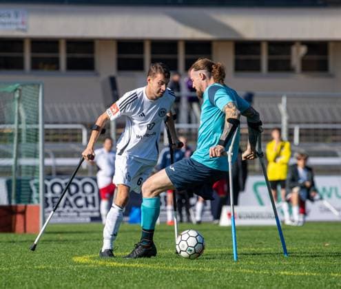 Fussball, Saison 2024 2025, Amputierten-Bundesliga (Finalspieltag), Tennis Borussia Berlin - Anpfiff Hoffenheim (Playoffs), v. l. Bogdan Litvinenko (Tennis Borussia), Pierre Kaiser (Hoffenheim), 12.10.2024,