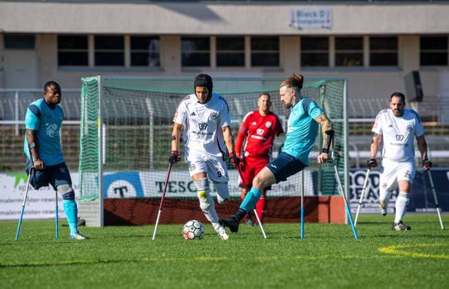 Fussball, Saison 2024 2025, Amputierten-Bundesliga (Finalspieltag), Tennis Borussia Berlin - Anpfiff Hoffenheim (Playoffs), v. l. Djalilou Agbere (Hoffenheim), Adnan Harram (Tennis Borussia), Pierre Kaiser (Hoffenheim), 12.10.2024,