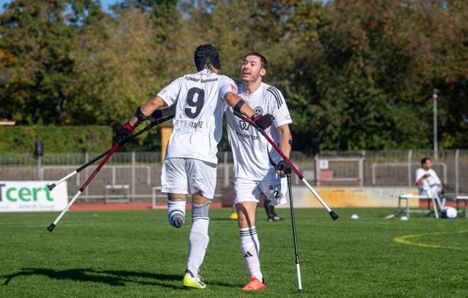 Fussball, Saison 2024 2025, Amputierten-Bundesliga (Finalspieltag), Tennis Borussia Berlin - Anpfiff Hoffenheim (Playoffs), v. l. Adnan Harram (Tennis Borussia), Julian Schöberl (Tennis Borussia), Jubel nach Tor zum 1:4, 12.10.2024,