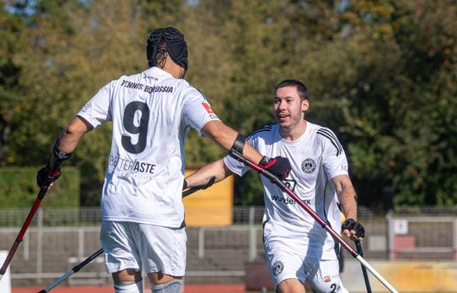 Fussball, Saison 2024 2025, Amputierten-Bundesliga (Finalspieltag), Tennis Borussia Berlin - Anpfiff Hoffenheim (Playoffs), v. l. Adnan Harram (Tennis Borussia), Julian Schöberl (Tennis Borussia), Jubel nach Tor zum 1:4, 12.10.2024,