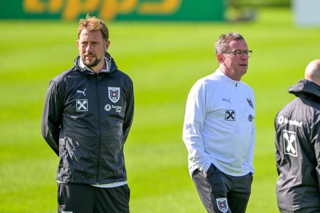 SOCCER - NL, AUT vs NOR WINDISCHGARSTEN,AUSTRIA,12.OCT.24 - SOCCER - UEFA Nations League, group stage, OEFB international match, Länderspiel, Nationalmannschaft Austria vs Norway, preview, training Team AUT. Image shows assistant coach Lars Kornetka and head coach Ralf Rangnick (AUT).  GEPAxpictures xDanielaxMoser