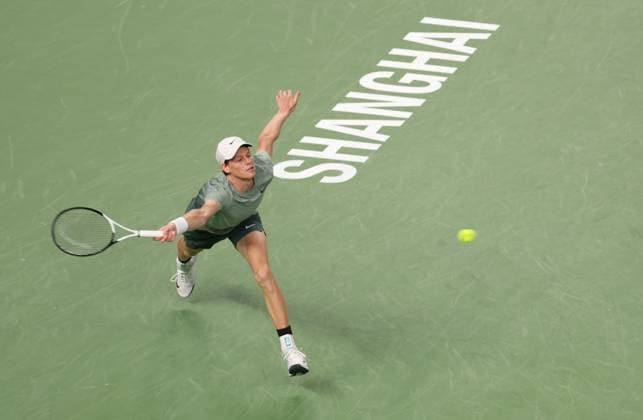 (241012) -- SHANGHAI, Oct. 12, 2024 -- Jannik Sinner hits a return during the men s singles semifinal match between Jannik Sinner of Italy and Tomas Machac of the Czech Republic at the ATP, Tennis Herren World Tour Shanghai Masters tennis tournament in Shanghai, east China, Oct. 12, 2024. ) (SP)CHINA-SHANGHAI-TENNIS-ATP TOUR-SHANGHAI MASTERS(CN) BaixXuefei 