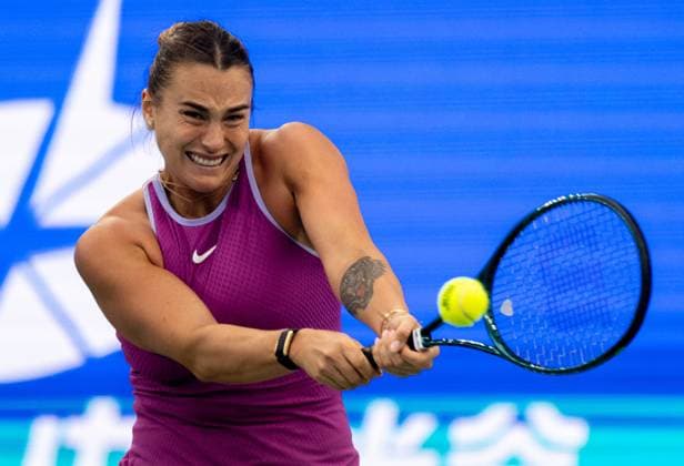 (241012) -- WUHAN, Oct. 12, 2024 -- Aryna Sabalenka hits a return during the women s singles semifinal match between Aryna Sabalenka of Belarus and Coco Gauff of the United States at the 2024 Wuhan Open tennis tournament in Wuhan, central China s Hubei Province, Oct. 12, 2024. ) (SP)CHINA-WUHAN-TENNIS-WUHAN OPEN-WOMEN S SINGLES (CN) HuxJingwen 