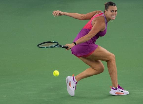 (241012) -- WUHAN, Oct. 12, 2024 -- Aryna Sabalenka hits a return during the women s singles semifinal match between Aryna Sabalenka of Belarus and Coco Gauff of the United States at the 2024 Wuhan Open tennis tournament in Wuhan, central China s Hubei Province, Oct. 12, 2024. ) (SP)CHINA-WUHAN-TENNIS-WUHAN OPEN-WOMEN S SINGLES (CN) HuxJingwen 