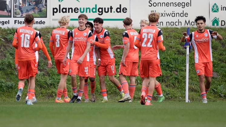12.10.2024, Waldstadion, Meppen, GER, U-17-DFB-Nachwuchsliga: SV Meppen vs Arminia Bielefeld, Bielefeld feiert das 0:2-Tor DFL REGULATIONS PROHIBIT ANY USE OF PHOTOGRAPHS AS IMAGE SEQUENCES AND OR QUASI-VIDEO. Meppen Niedersachsen Deutschland Waldstadion