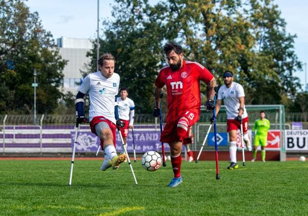 Fussball, Saison 2024 2025, Amputierten-Bundesliga (Finalspieltag), Hamburger SV - Fortuna Düsseldorf (Halbfinale), v. l. Simon Dornblüth (HSV), Ivan Martucci (Düsseldorf), 12.10.2024,