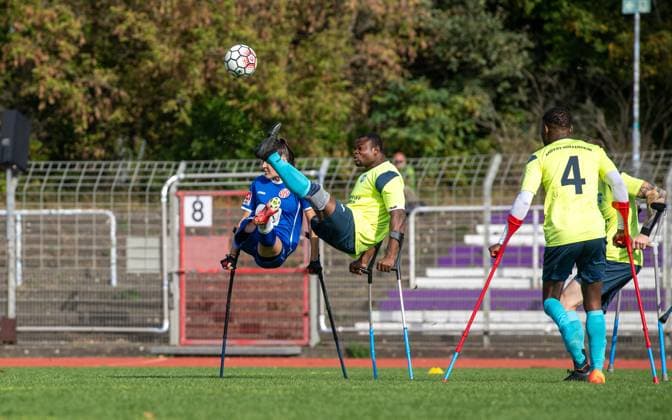 Fussball, Saison 2024 2025, Amputierten-Bundesliga (Finalspieltag), Mainz 05 - Anpfiff Hoffenheim (Halbfinale), v. l. Nicola Roos (Mainz 05), Djalilou Agbere (Hoffenheim), 12.10.2024,