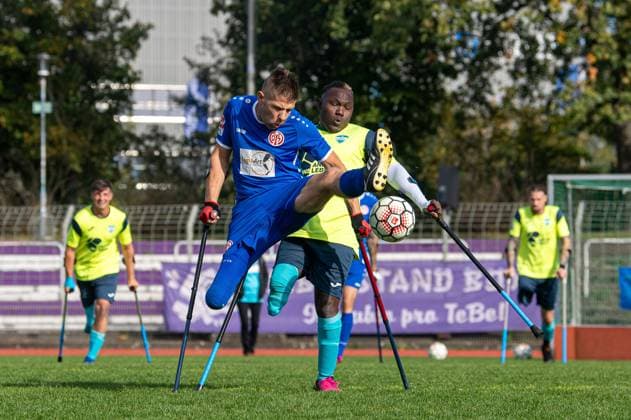 Fussball, Saison 2024 2025, Amputierten-Bundesliga (Finalspieltag), Mainz 05 - Anpfiff Hoffenheim (Halbfinale), v. l. Christian Heintz (Mainz 05), Dramane Magass (Hoffenheim), 12.10.2024,