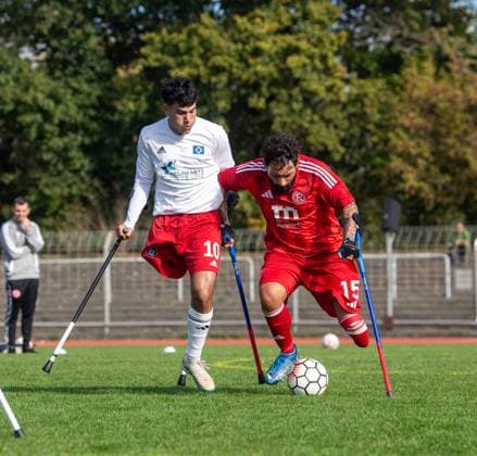Fussball, Saison 2024 2025, Amputierten-Bundesliga (Finalspieltag), Hamburger SV - Fortuna Düsseldorf (Halbfinale), v. l. Majed Sajid (HSV), Ivan Martucci (Düsseldorf), 12.10.2024,
