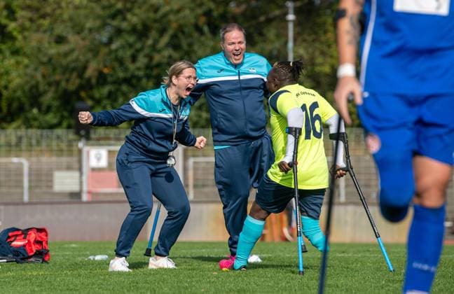 Fussball, Saison 2024 2025, Amputierten-Bundesliga (Finalspieltag), Mainz 05 - Anpfiff Hoffenheim (Halbfinale), v. l. Co-Trainerin Michelle Dübon (Hoffenheim), Trainer Thomas Harthan (Hoffenheim), Dramane Magass (Hoffenheim), Jubel nach Tor zum 1:2, 12.10.2024,