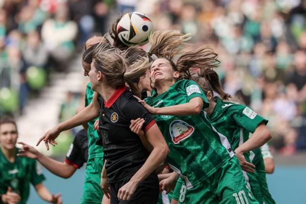 Bilder des Jahres 2024, Sport 10 Oktober v.li.: Caroline Kehrer (Bayer 04 Leverkusen, 9) und Tuana Mahmoud (SV Werder Bremen, 10) im Kopfballduell, Kopfball, Zweikampf, Action, Aktion, Spielszene, DIE DFB-RICHTLINIEN UNTERSAGEN JEGLICHE NUTZUNG VON FOTOS ALS SEQUENZBILDER UND ODER VIDEOÄHNLICHE FOTOSTRECKEN. DFB REGULATIONS PROHIBIT ANY USE OF PHOTOGRAPHS AS IMAGE SEQUENCES AND OR QUASI-VIDEO., 12.10.2024, Bremen (Deutschland), Fussball, Google Pixel Frauen-Bundesliga, SV Werder Bremen - Bayer 04 Leverkusen *** from left Caroline Kehrer Bayer 04 Leverkusen, 9 and Tuana Mahmoud SV Werder Bremen, 10 in header duel, header, duel, action, action, game scene, THE DFB REGULATIONS PROHIBIT ANY USE OF PHOTOGRAPHS AS IMAGE SEQUENCES AND OR QUASI VIDEO , 12 10 2024, Bremen Germany , Football, Google Pixel Womens Bundesliga, SV Werder Bremen Bayer 04 Leverkusen xobx
