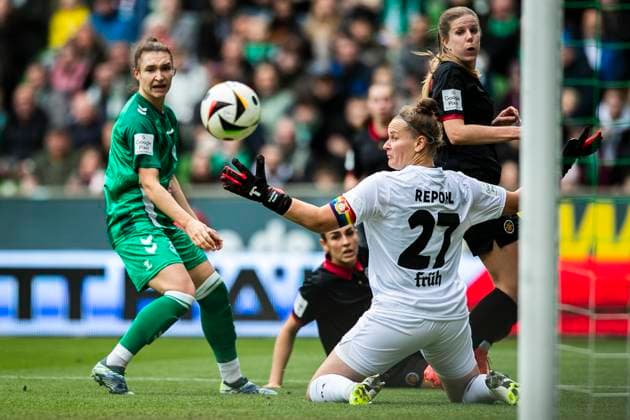 GER, FFBL, SV Werder Bremen vs Bayer Leverkusen 12.10.2024, WESERSTADION, GER, FFBL, SV Werder Bremen vs Bayer Leverkusen im Bild Der Ball fliegt an Friederike Repohl (Bayer Leverkusen 27) vorbei,