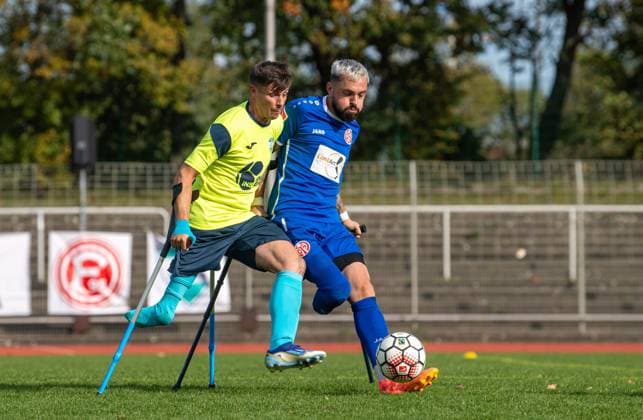 Fussball, Saison 2024 2025, Amputierten-Bundesliga (Finalspieltag), Mainz 05 - Anpfiff Hoffenheim (Halbfinale), v. l. Manuel Ortega (Hoffenheim), Stephan Schmidt Jr. (Mainz 05), 12.10.2024,