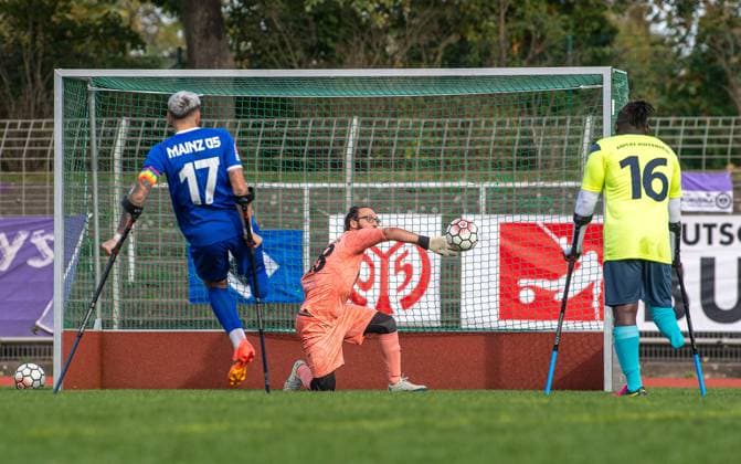 Fussball, Saison 2024 2025, Amputierten-Bundesliga (Finalspieltag), Mainz 05 - Anpfiff Hoffenheim (Halbfinale), v. l. Stephan Schmidt Jr. (Mainz 05) erzielt das Tor zum 4:3 gegen Torhüter Benedikt Berger (Hoffenheim), 12.10.2024,