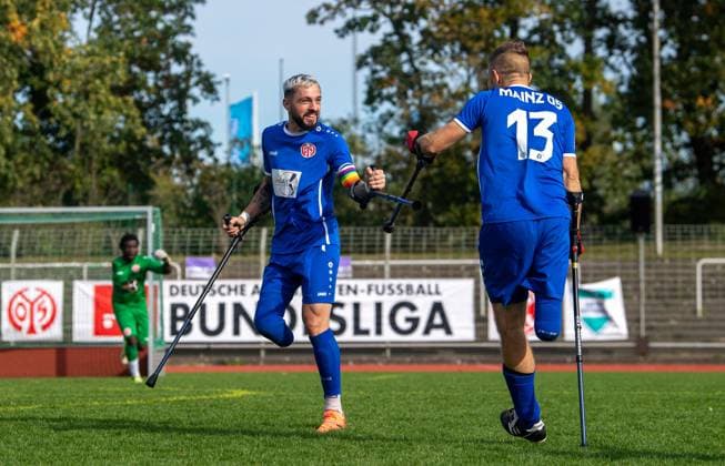 Fussball, Saison 2024 2025, Amputierten-Bundesliga (Finalspieltag), Mainz 05 - Anpfiff Hoffenheim (Halbfinale), v. l. Stephan Schmidt Jr. (Mainz 05), Christian Heintz (Mainz 05), Jubel nach Tor zum 3:2, 12.10.2024,