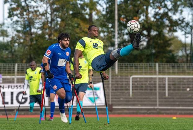 Fussball, Saison 2024 2025, Amputierten-Bundesliga (Finalspieltag), Mainz 05 - Anpfiff Hoffenheim (Halbfinale), v. l. Robin Menger (Mainz 05), Djalilou Agbere (Hoffenheim), 12.10.2024,