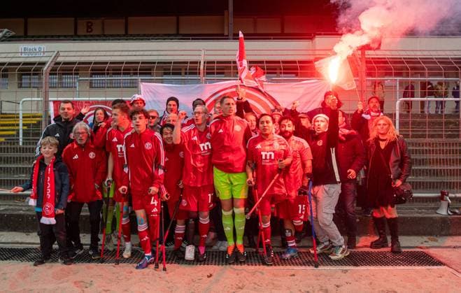 Fussball, Saison 2024 2025, Amputierten-Bundesliga (Finalspieltag), Fans und Spieler von Fortuna Düsseldorf bejubeln den dritten Platz, 12.10.2024,