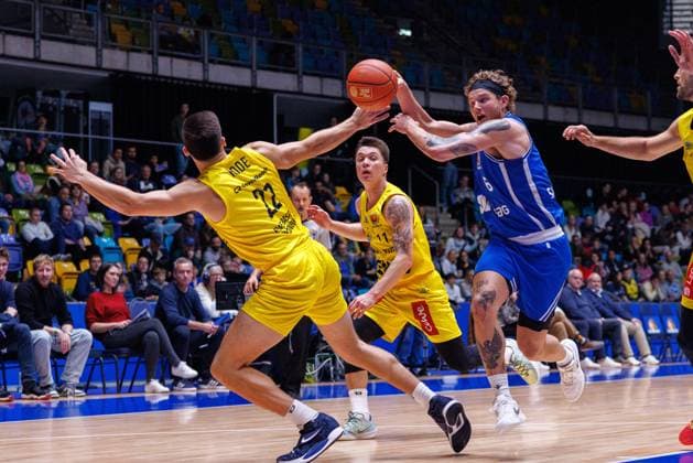 Bilder des Jahres 2024, Sport 10 Oktober BBL-Pokal, Fraport Skyliners - EWE Baskets Oldenburg, Frankfurt, 12.10.2024 Kyle Rode (EWE Baskets Oldenburg 22) unfair im Versuh den Ball gegen Booker Coplin (Frankfurt Skyliners 6) zu holen; Achtelfinale des BBL-Pokal zwischen Fraport Skyliners und EWE Baskets Oldenburg in Frankfurt am 12.10.2024 *** BBL Cup, Fraport Skyliners EWE Baskets Oldenburg, Frankfurt, 12 10 2024 Kyle Rode EWE Baskets Oldenburg 22 unfairly trying to get the ball against Booker Coplin Frankfurt Skyliners 6 Round of 16 of the BBL Cup between Fraport Skyliners and EWE Baskets Oldenburg in Frankfurt on 12 10 2024 Copyright: xBEAUTIFULxSPORTS Hahnex