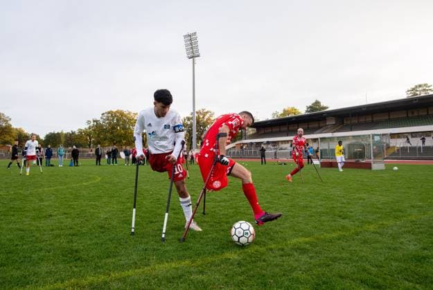 Fussball, Saison 2024 2025, Amputierten-Bundesliga (Finalspieltag), Hamburger SV - Mainz 05 (Finale), v. l. Majed Sajid (HSV), Florian Fischer (Mainz 05), 12.10.2024,