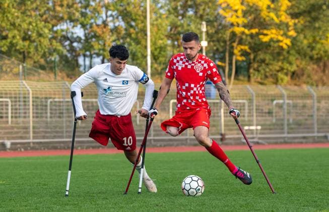 Fussball, Saison 2024 2025, Amputierten-Bundesliga (Finalspieltag), Hamburger SV - Mainz 05 (Finale), v. l. Majed Sajid (HSV), Florian Fischer (Mainz 05), 12.10.2024,
