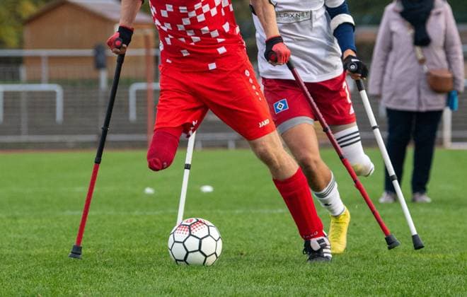 Fussball, Saison 2024 2025, Amputierten-Bundesliga (Finalspieltag), Hamburger SV - Mainz 05 (Finale), v. l. Christian Heintz (Mainz 05), Simon Dornblüth (HSV), 12.10.2024,