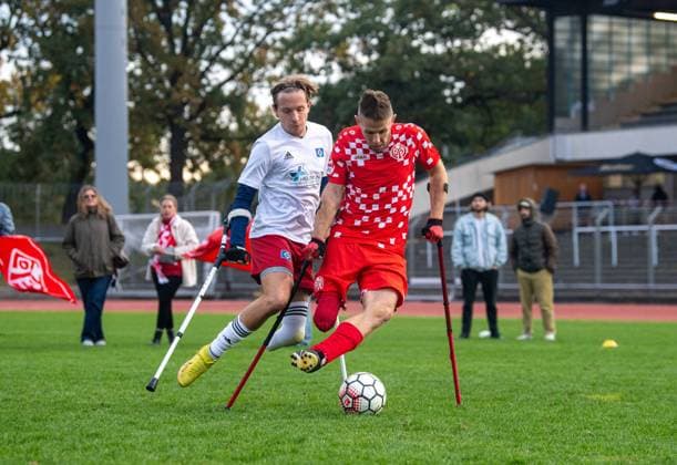 Fussball, Saison 2024 2025, Amputierten-Bundesliga (Finalspieltag), Hamburger SV - Mainz 05 (Finale), v. l. Simon Dornblüth (HSV), Christian Heintz (Mainz 05), 12.10.2024,
