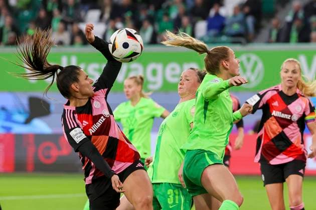 Jovana Damnjanovic (FC Bayern Muenchen), Marina Hegering (VfL Wolfsburg) und Sarai Linder (VfL Wolfsburg) kaempfen um den Ball, Google Pixel Frauen-Bundesliga, VfL Wolfsburg vs FC Bayern Muenchen, Volkswagen Arena am 12. October 2024 in Wolfsburg, Deutschland. (Foto von Marco Steinbrenner DeFodi Images) Jovana Damnjanovic (FC Bayern Muenchen), Marina Hegering (VfL Wolfsburg) und Sarai Linder (VfL Wolfsburg) battle for the ball, Google Pixel Frauen-Bundesliga, VfL Wolfsburg vs FC Bayern Muenchen, Volkswagen Arena, October 12, 2024 in Wolfsburg, Germany. (Photo by Marco Steinbrenner DeFodi Images) DFB DFL REGULATIONS PROHIBIT ANY USE OF PHOTOGRAPHS AS IMAGE SEQUENCES AND OR QUASI-VIDEO. not used in POL SRB CRO FRA GBR NED ITA USA Defodi-700_wolfs_muenchen_20241012_039 *** Jovana Damnjanovic FC Bayern Muenchen , Marina Hegering VfL Wolfsburg and Sarai Linder VfL Wolfsburg battle for the ball, Google Pixel Frauen Bundesliga, VfL Wolfsburg vs FC Bayern Muenchen, Volkswagen Arena on October 12, 2024 in Wolfsburg, Germany Photo by Marco Steinbrenner DeFodi Images Jovana Damnjanovic FC Bayern Muenchen , Marina Hegering VfL Wolfsburg and Sarai Linder VfL Wolfsburg battle for the ball, Google Pixel Womens Bundesliga, VfL Wolfsburg vs FC Bayern Muenchen, Volkswagen Arena, October 12, 2024 in Wolfsburg, Germany Photo by Marco Steinbrenner DeFodi Images DFB DFL REGULATIONS PROHIBIT ANY USE OF PHOTOGRAPHS AS IMAGE SEQUENCES AND OR QUASI VIDEO not used in POL SRB CRO FRA GBR NED ITA USA Defodi 700 wolfs muenchen 20241012 039 Defodi-700 not used in POL SRB CRO FRA GBR NED ITA USA DFB DFL REGULATIONS PROHIBIT ANY USE OF PHOTOGRAPHS AS IMAGE SEQUENCES AND OR QUASI-VIDEO.